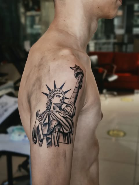 Kartal figürlü black and grey dövme çalışması