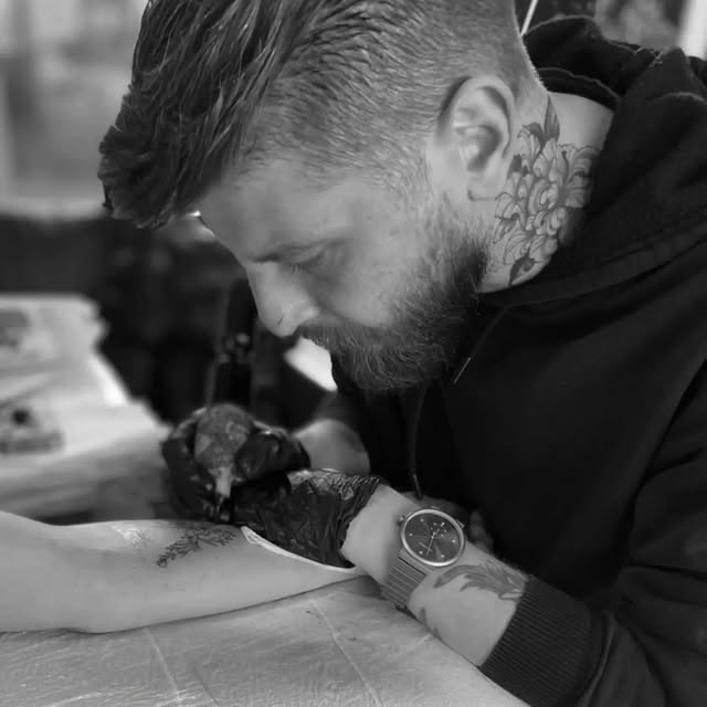 Elite Ink sanatçısı stüdyoda dövme uygularken