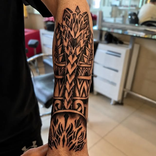 Ön kola uygulanmış maori tarzı kol bandı dövmesi